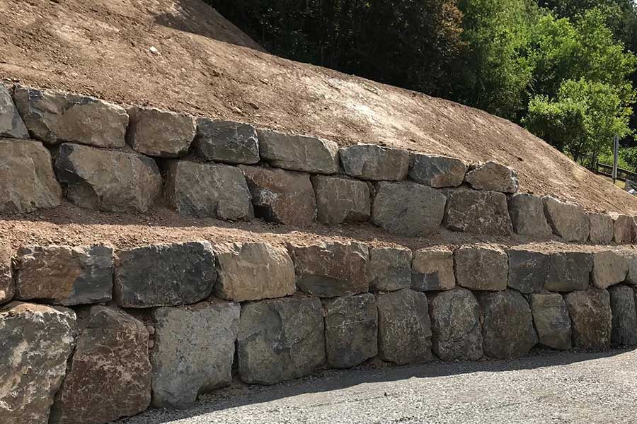 Mauern aus großen Natursteinen in Kirchhundem, Lennestadt, Schmallenberg