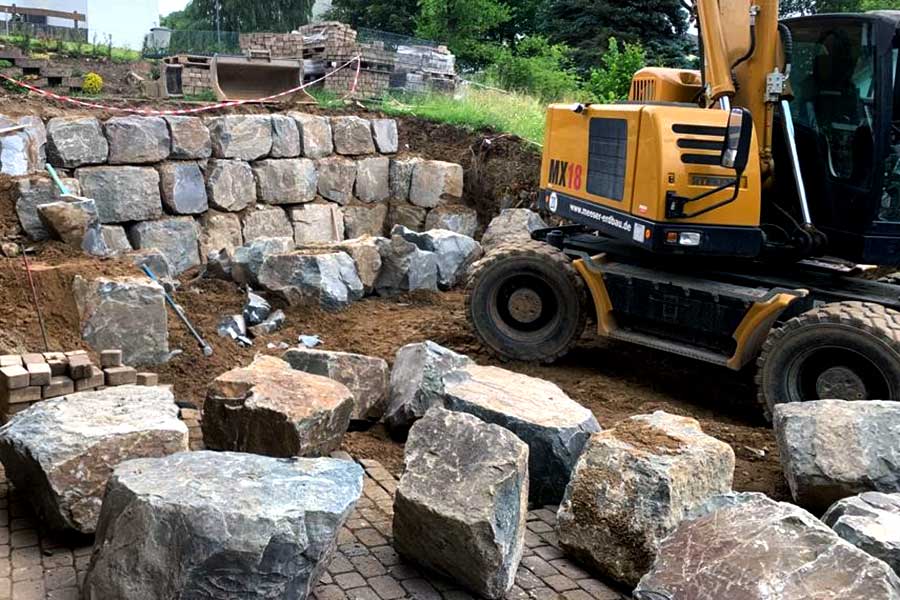 Natursteinmauern aus Porhyr,
 Grauwacke und anderem heimischen Gestein