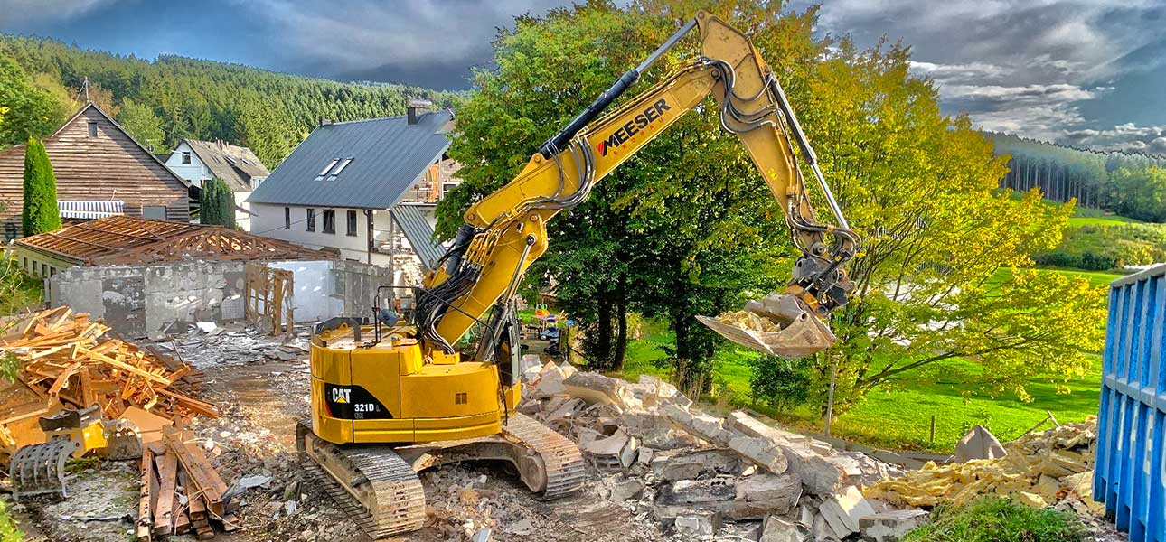 Abbrucharbeiten an einem Haus durch Meeser-Erdbau aus Kirchhundem